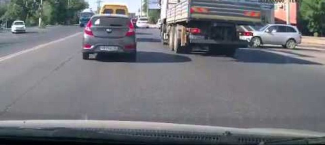 おじさんカッコイイ！走行中トラックの車輪の下に隠れてしまった子猫を危険を冒して救出！