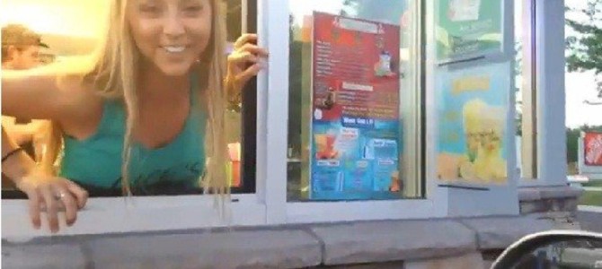 【いたずら動画】ドライブスルーで注文した男性が美女に変わったら？
