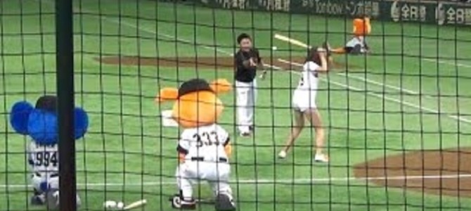 アイドルの稲村亜美さん神投球＆神スイングを披露！時速90kmの豪速球！