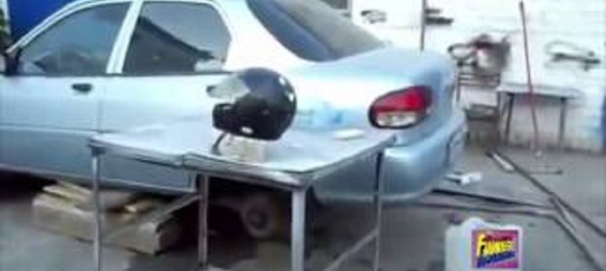 中国製のヘルメットとヤマハ製のヘルメットを金属バットで殴ってみたら、品質差が歴然に！