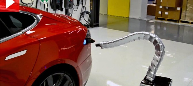 まるで蛇みたい！クネクネ動いて自ら給電口に接続する「テスラ」の給電装置がキモすぎ！