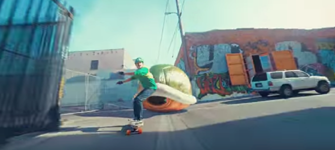 ”リアルマリオスケートボード”ゲームの世界に迷い込んだと世界中で話題！