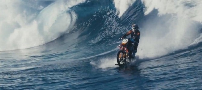 止まれば即沈没！海の上を縦横無尽に駆け巡るバイクの…神業PV動画が凄いと話題に！