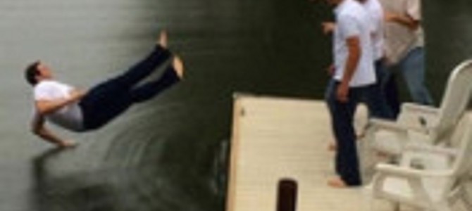 水に手をついて支えてる!? 2度と撮れない決定的瞬間をとらえた写真19選 水に手をついて支えてる!? 2度と撮れない決定的瞬間をとらえた写真19選