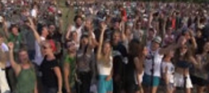 これは圧巻！1000人のロックミュージシャンで同時演奏したら、物凄い迫力に！