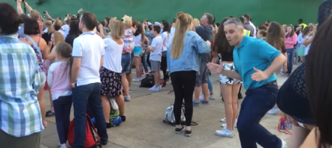 相当なはしゃぎっぷり！古典ダンスで白い目を浴びるパパがおかしくも可愛いすぎる！