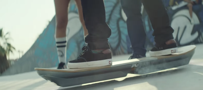 未来がすぐそこに！超伝導で浮上するホバーボードの予想を上回る性能！