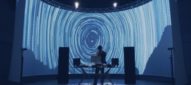 時計の針で宇宙が回る！“本物の腕時計”でDJする動画がカッコイイ！