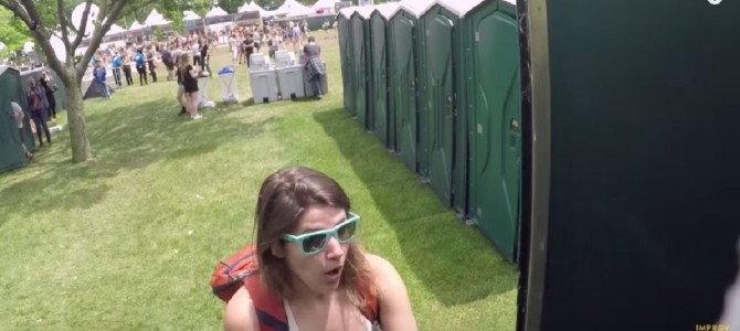 トイレのドアを開けたらいきなり！？ニューヨークのフェスで行われたドッキリ企画が楽しそう