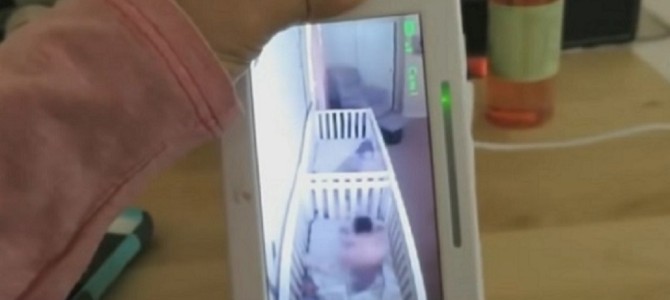 ママの声を聞いて寝たふりをする双子の赤ちゃんが話題に！