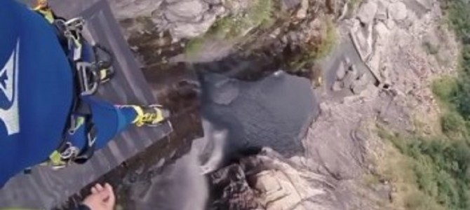 滝壺へピンポイントで飛び降りる！