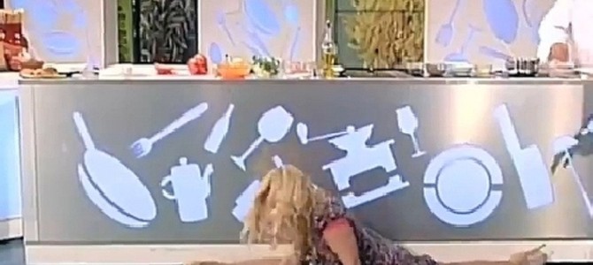 イタリアの料理番組で女優の股が裂けちゃった！？