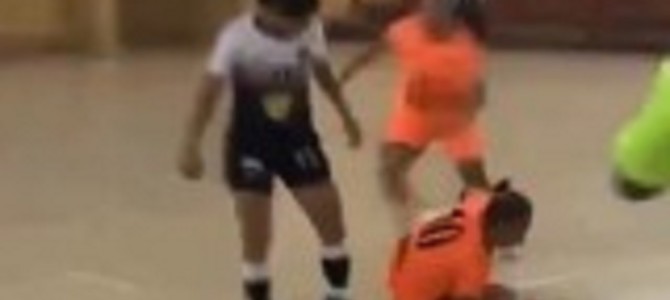 女子フットサルの試合で蹴りを入れたら乱闘に！
