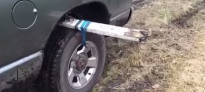 これは画期的！車のタイヤがハマった時の超シンプルな脱出方法！