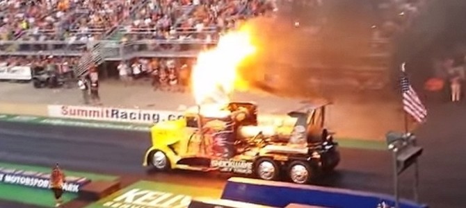 トラックがものすごい勢いで突っ走る！