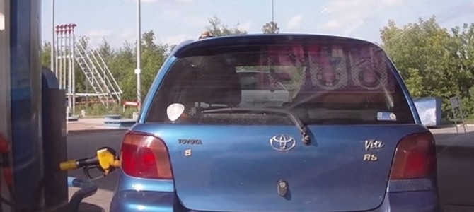 やっちまったよ。給油したまま走り出す！？