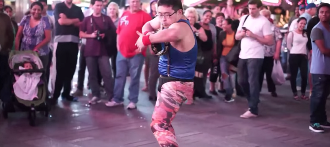 タンバリン芸人の「ゴンゾー」がニューヨークでキレッキレの路上パフォーマンス！すぐに人だかりに！