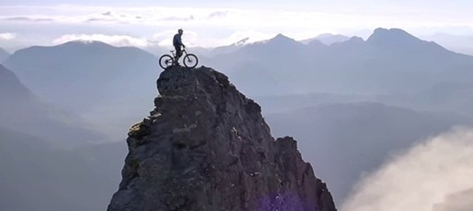険しい岩山をチャリで進むライダーがスゴい