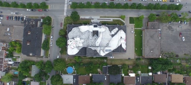 あなたの屋上にもいるかも？空から見ると圧巻の“巨人”ストリートアート