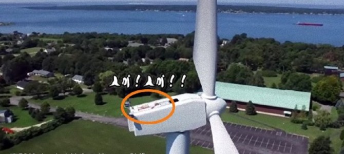 ドローンで風力発電機を撮影していたら、なんと上でおじさんが昼寝していた！