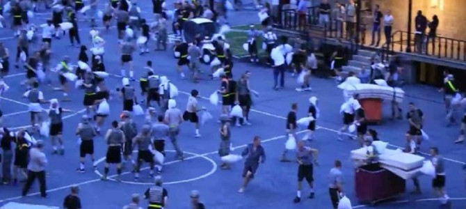 流血の「まくら投げ」が怖い。