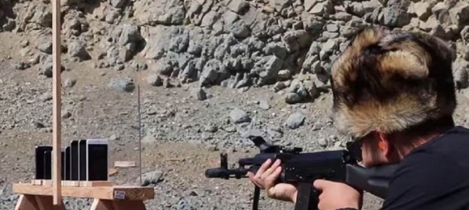 クイズです。ライフル銃の弾丸を止めるにはiPhoneは何台必要でしょうか？