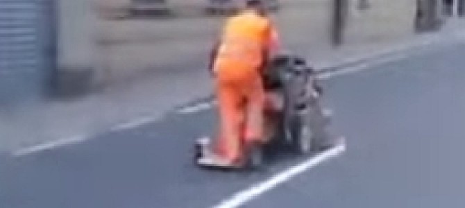 白線を引くイタリアの道路作業員がスゴイ！