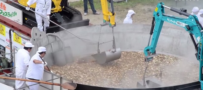 日本一の芋煮フェスはショベルカーで3万食！？その完璧な衛生対策に驚き！