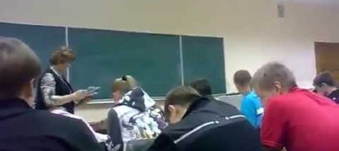 手裏剣みたいにノートを投げて返却するロシアの先生！！