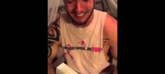 彼の誕生日に、妊娠検査の結果をラッピングしてプレゼント！最高のプレゼントを受け取った彼の反応は？！