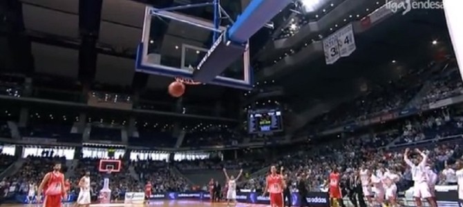 試合終了まで残り0.4秒で決まった奇跡のシュート！あきらめない事の大切さを実感する映像！