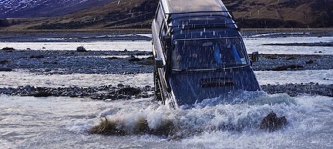 濁流の川を渡りきるトヨタ車に外国人絶賛！