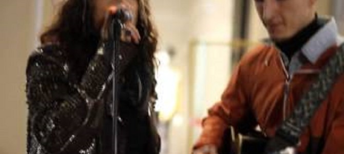 アマチュアが路上ライブ中、エアロスミスのボーカル本人が飛び入り参加で観客大盛り！当たり前だけど、やっぱり上手い！