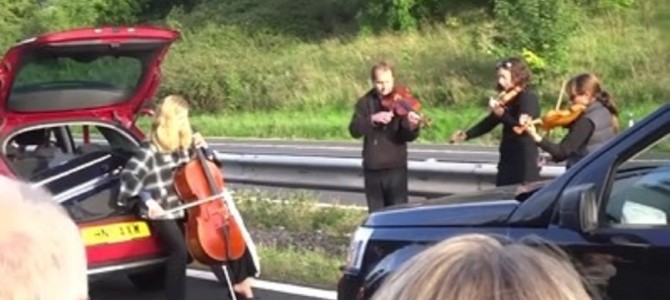 大渋滞のイライラを癒やしに変えた！4人組の行動が粋でカッコいい！