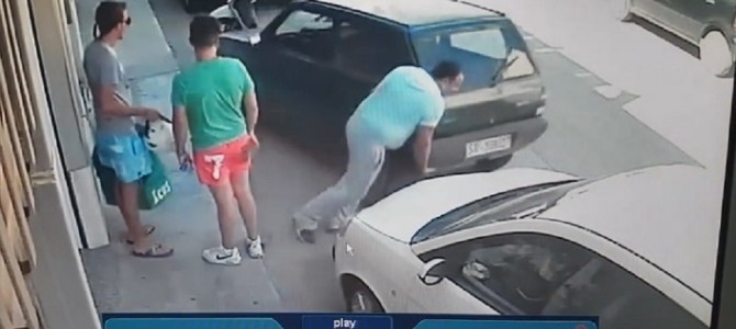 縦列駐車中…進路を完全に塞がれてしまった男性。とんでもない方法でその場を乗り切る! 縦列駐車中…進路を完全に塞がれてしまった男性。とんでもない方法でその場を乗り切る!