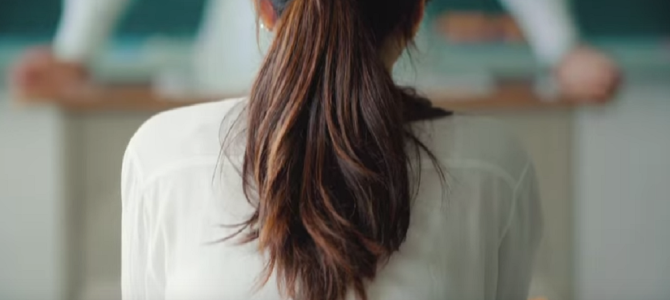 結婚を控えた先生が学校へ行くと、サプライズ授業が始まった。登場したのは…