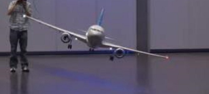 一体どうやって飛んでるの？！CGかと疑うほど優雅にゆっくり飛行するラジコンの秘密！