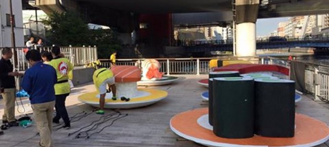 大阪道頓堀で巨大な寿司を流す「ローリングスシー」が面白い！