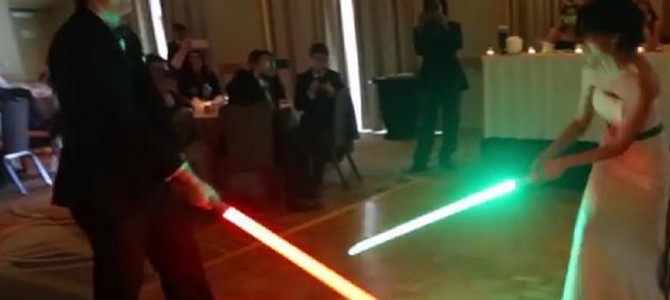 新郎ＶＳ新婦、ライトセイバーバトルが始まった！