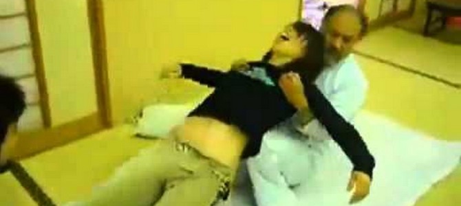 日本のカイロプラティック動画が「怖すぎる！」と海外で話題に！数人ががりでボキボキ施術！