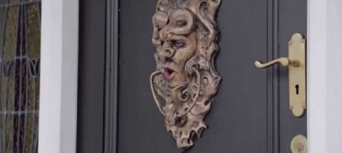 訪問営業を撃退するために仕掛けたドアがおもしろい！