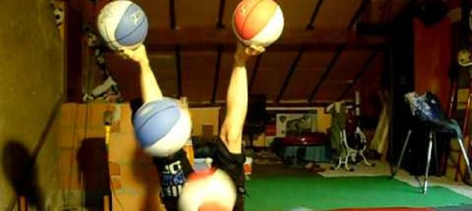 信じられない… バスケットボール5つを使ったトリックがスゴすぎる！