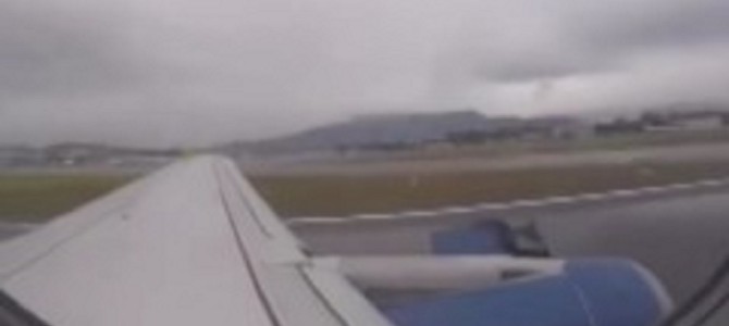 激安便の飛行機の窓から離陸直前、見てはいけないものを見てしまった