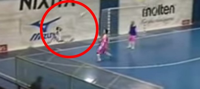 フットサルの試合で決まった史上最高のシュート！