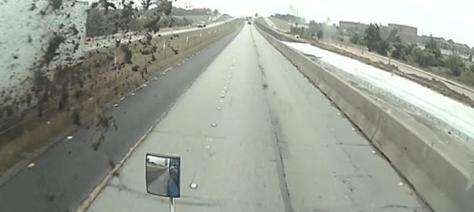 これは避けようがない！対向車がぬかるみを踏んだ結果！