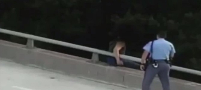 橋の上から飛び降りようとしていた男性。この後、警察官の取った行動が愛の溢れるものだった。