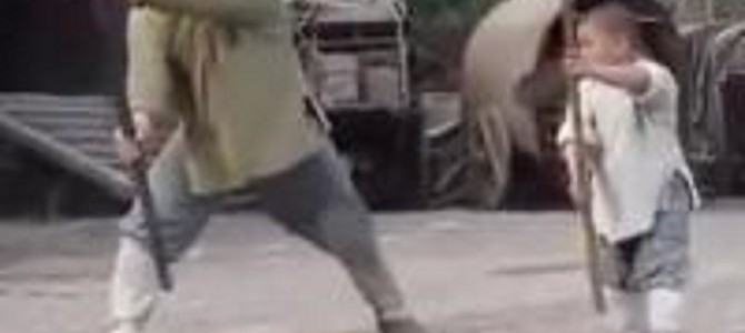 ジャッキー・チェン、小さな師匠にカンフーを習う！！