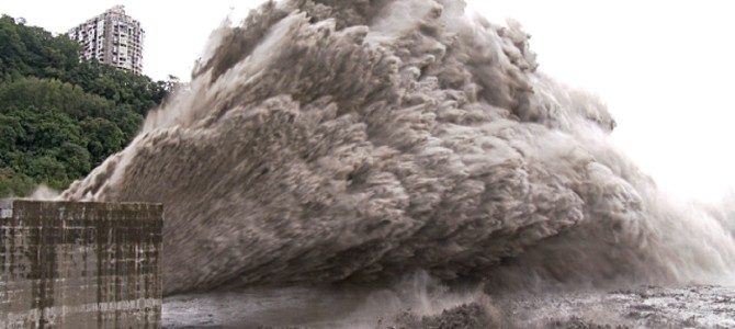 豪雨の後のダム放水！水の勢い強すぎ！