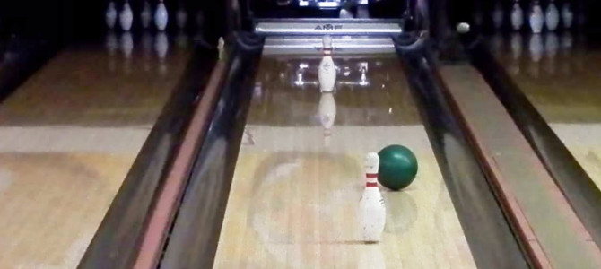 ボーリングで、2本のピンを縫っての信じられないミラクルショットが炸裂！