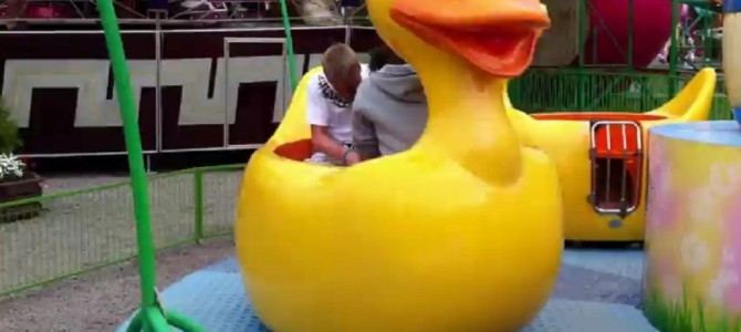 遊園地の乗り物を限界まで高速回転させた結果、奇跡が起きたw